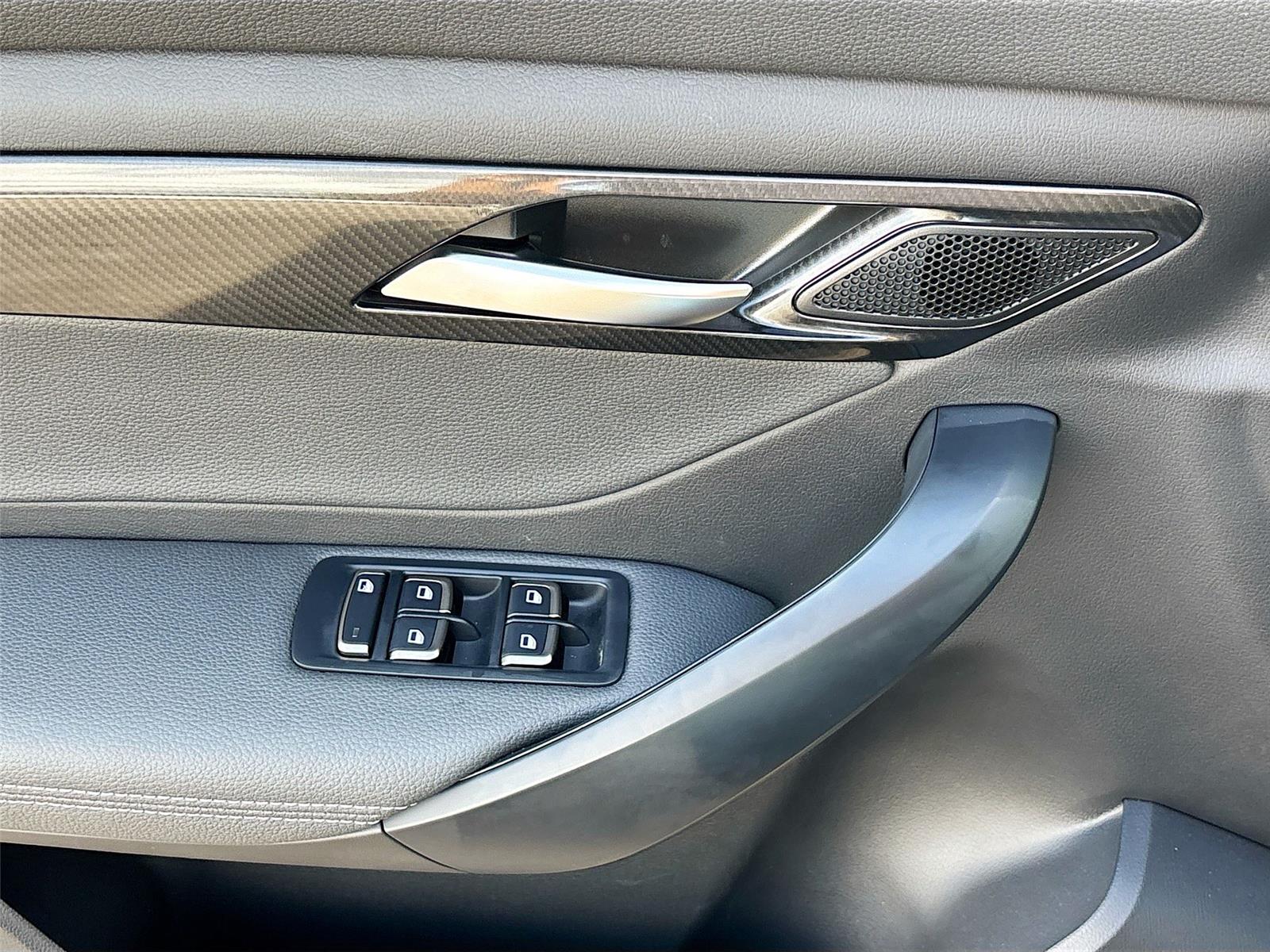 2025 VinFast VF 8 Eco