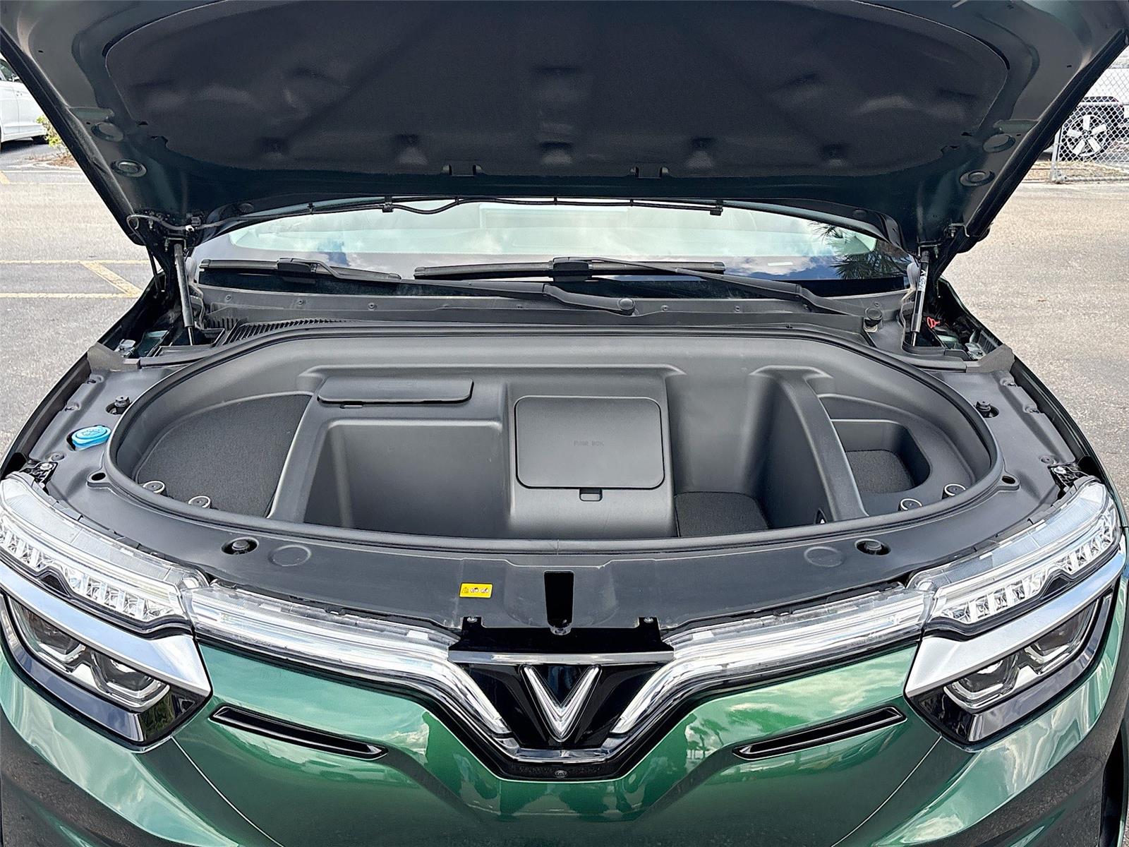 2025 VinFast VF 8 Eco