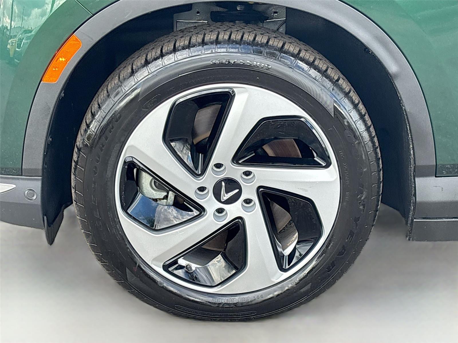 2025 VinFast VF 8 Eco