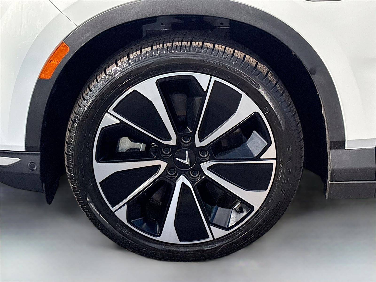 2025 VinFast VF 8 Plus