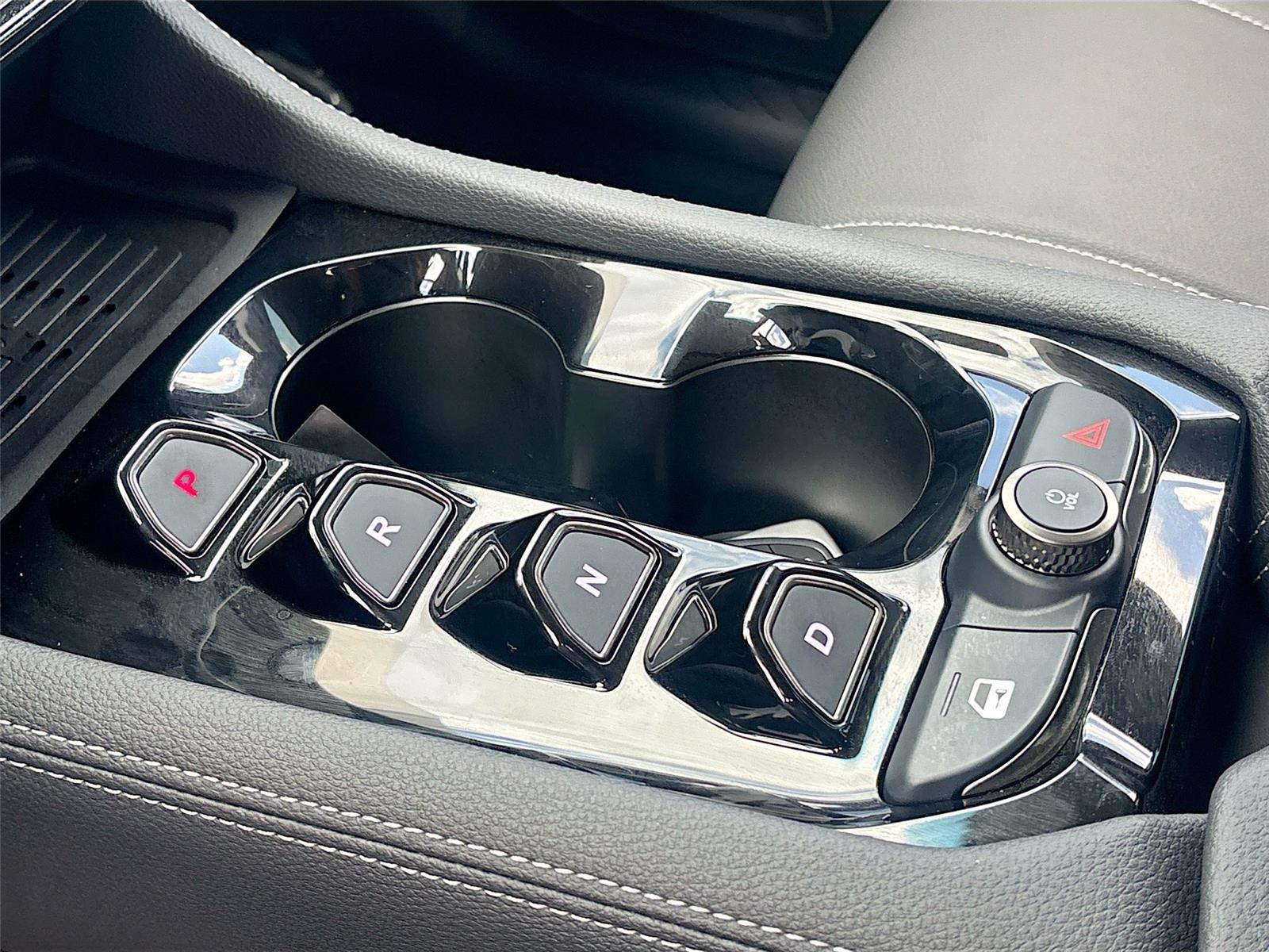 2025 VinFast VF 8 Eco