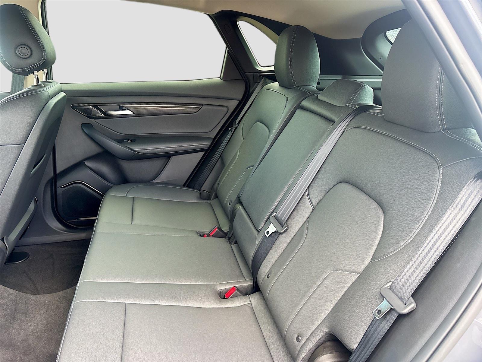 2025 VinFast VF 8 Eco