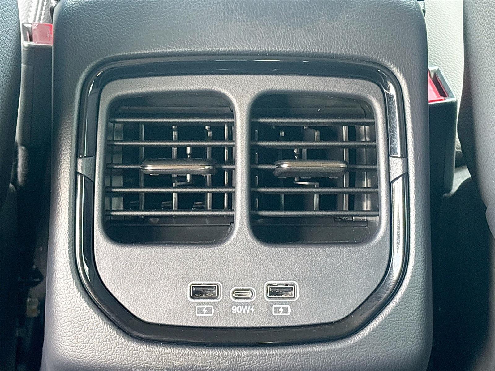 2025 VinFast VF 8 Eco