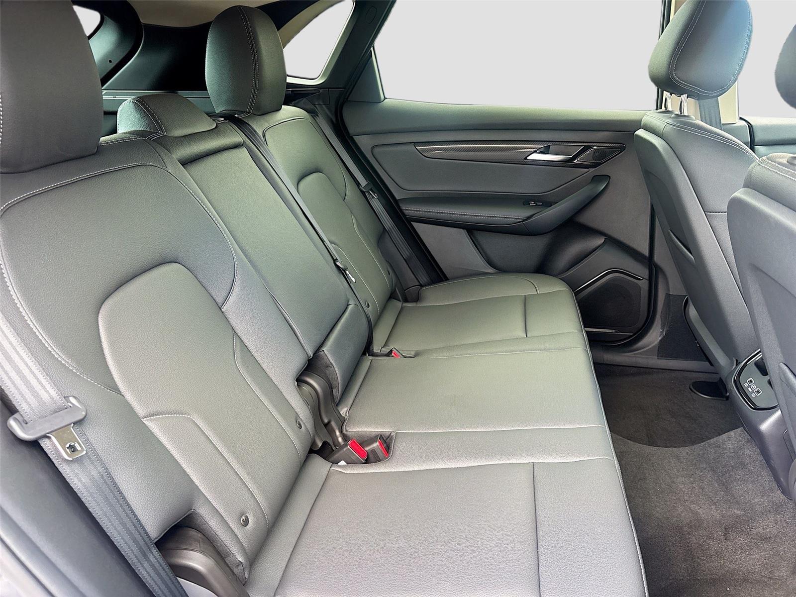 2025 VinFast VF 8 Eco