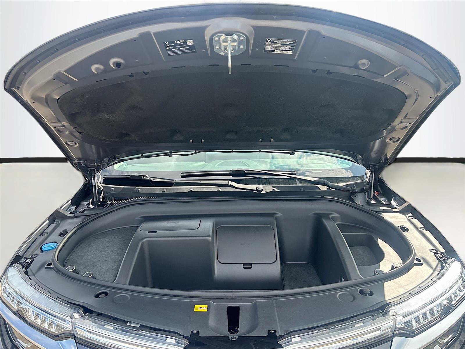 2025 VinFast VF 8 Eco