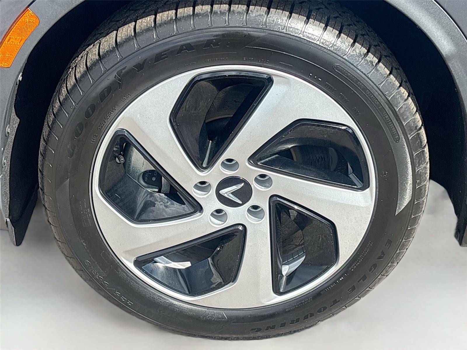 2025 VinFast VF 8 Eco