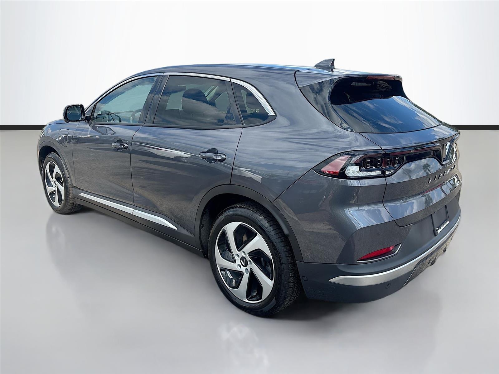 2025 VinFast VF 8 Eco