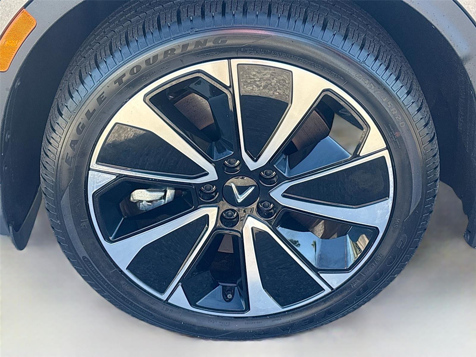 2025 VinFast VF 8 Plus