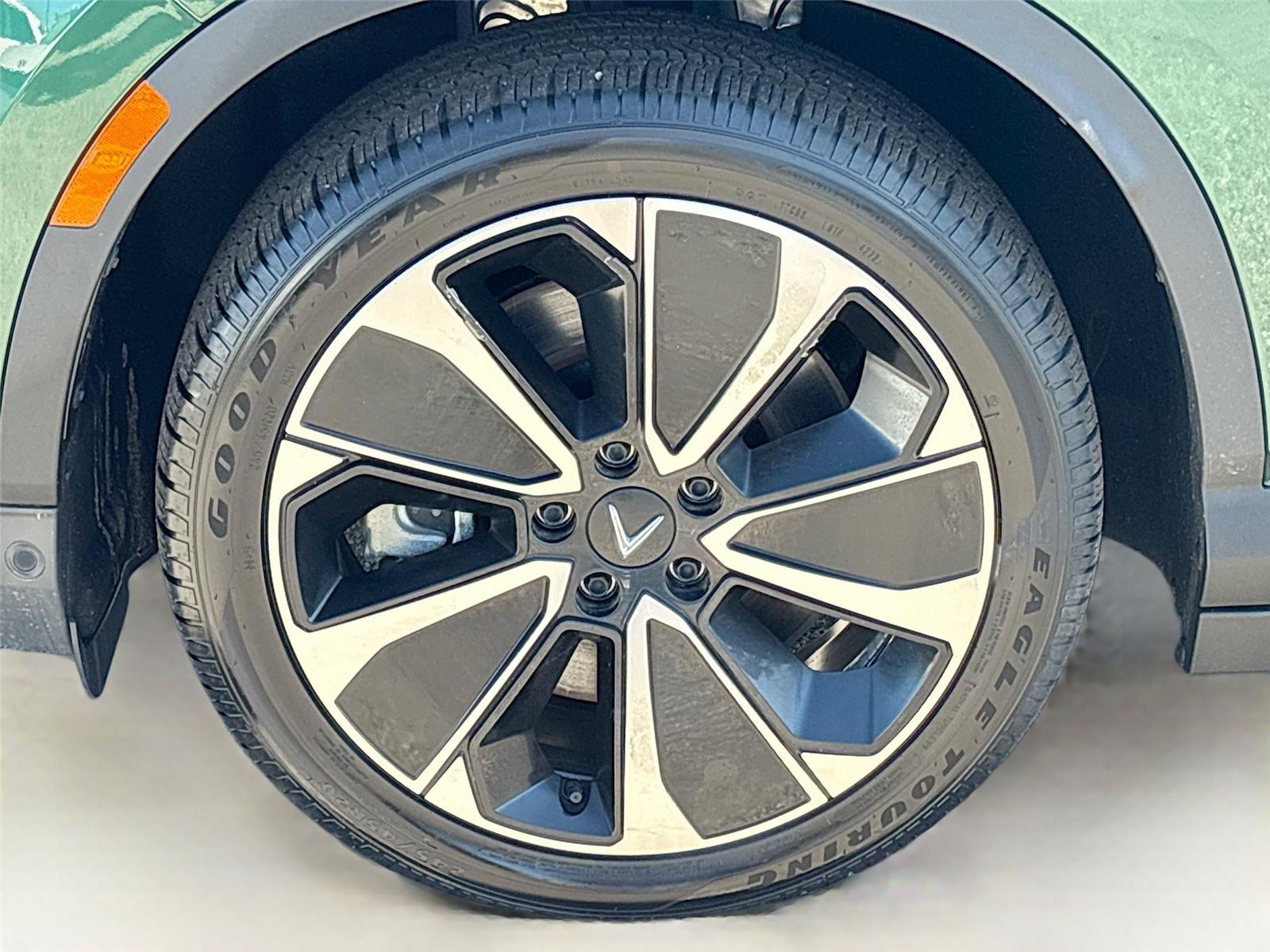 2025 VinFast VF 8 Plus