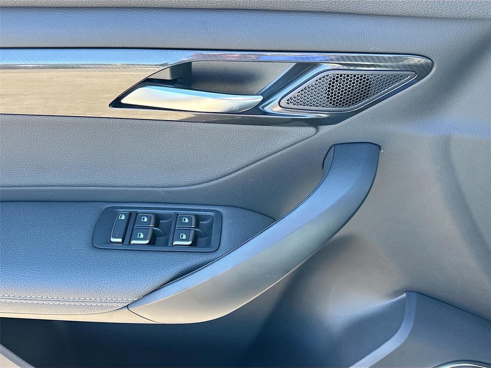 2025 VinFast VF 8 Eco