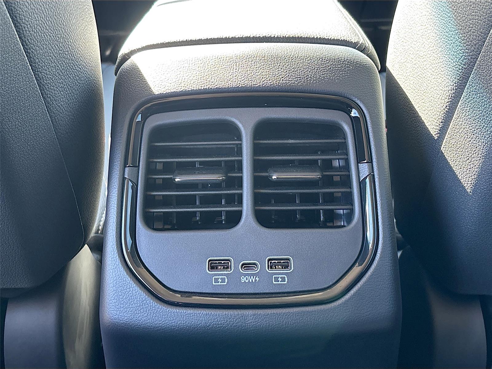 2025 VinFast VF 8 Eco