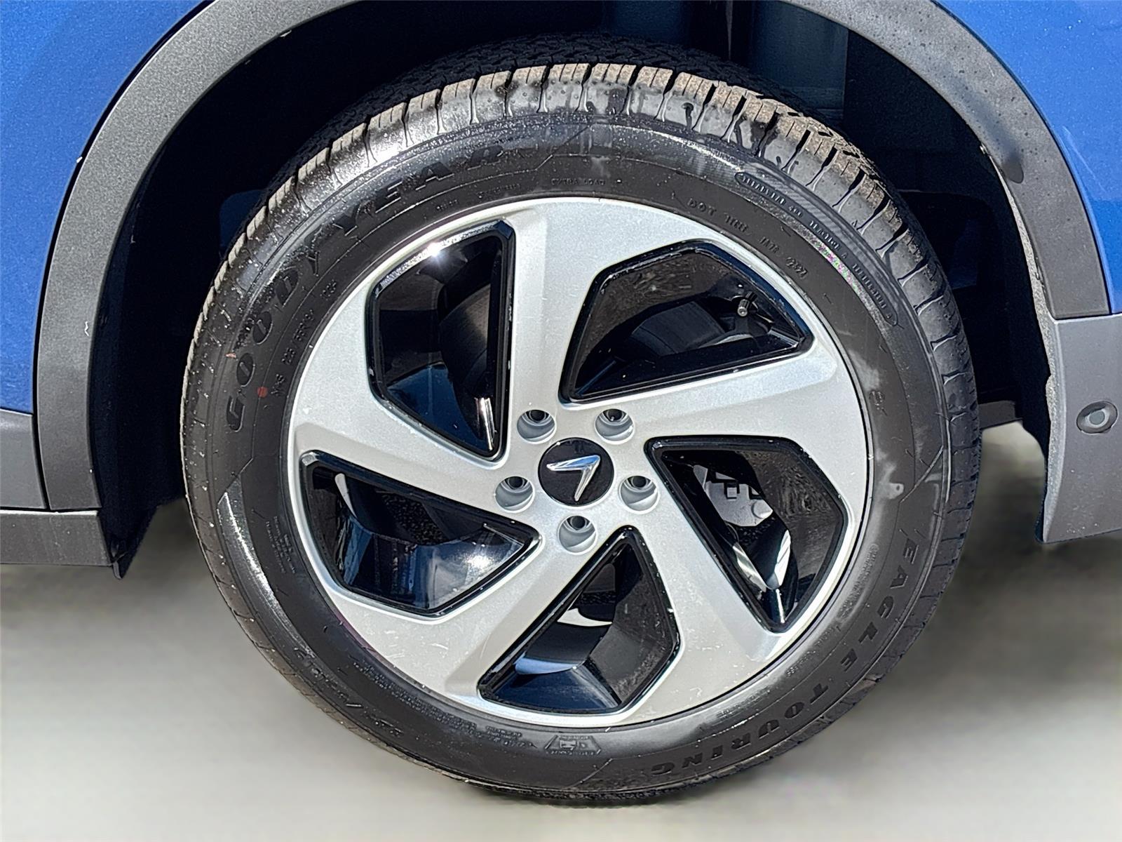 2025 VinFast VF 8 Eco