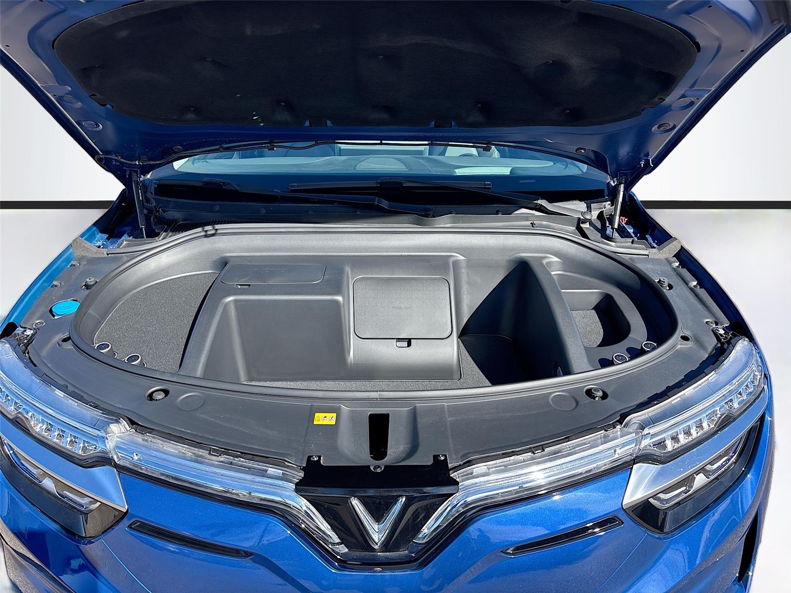 2025 VinFast VF 8 Eco