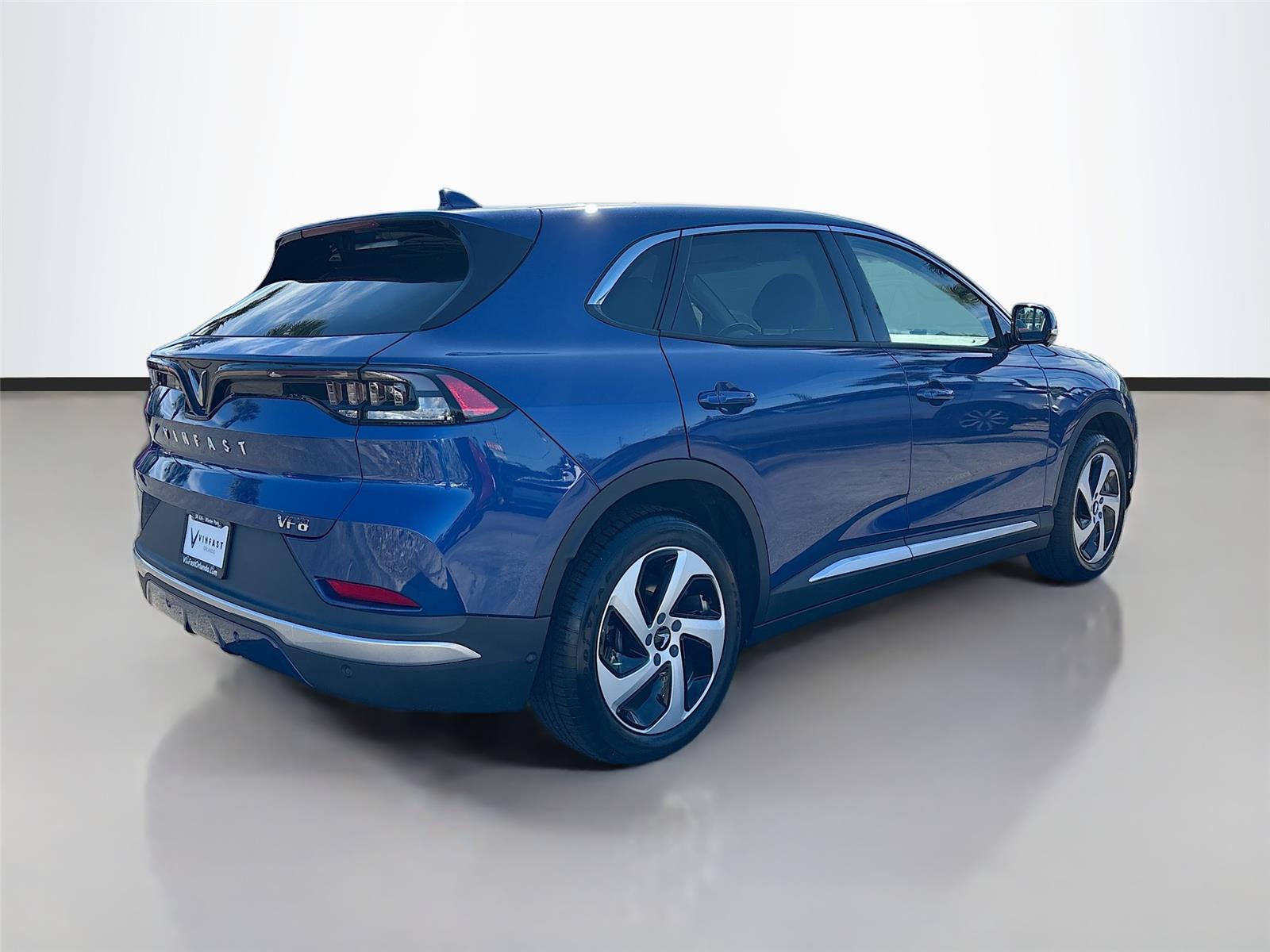 2025 VinFast VF 8 Eco