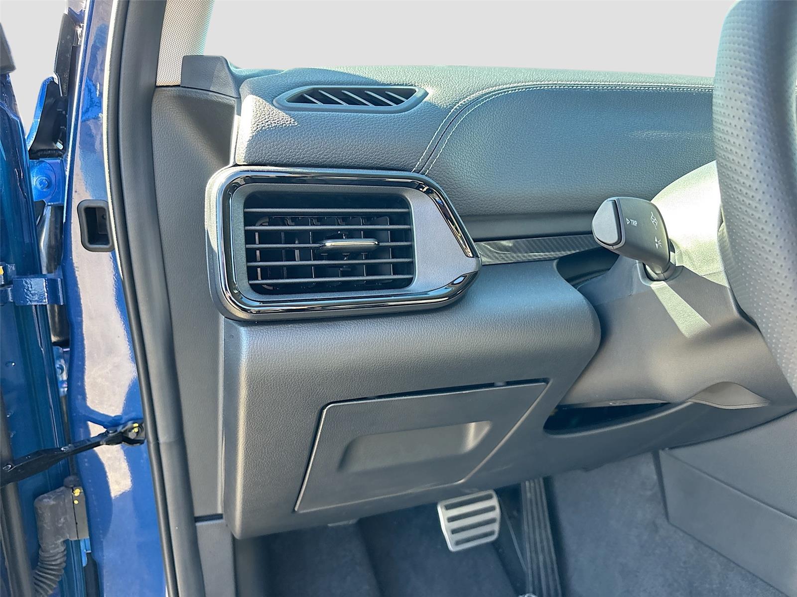 2025 VinFast VF 8 Eco