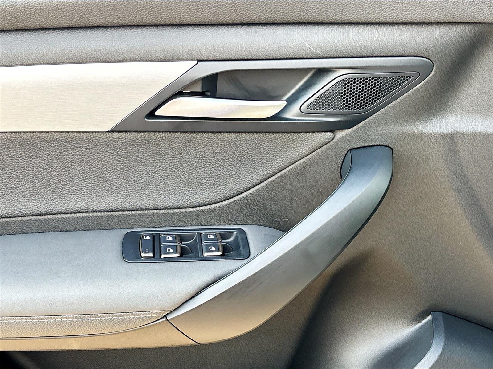 2025 VinFast VF 8 Plus