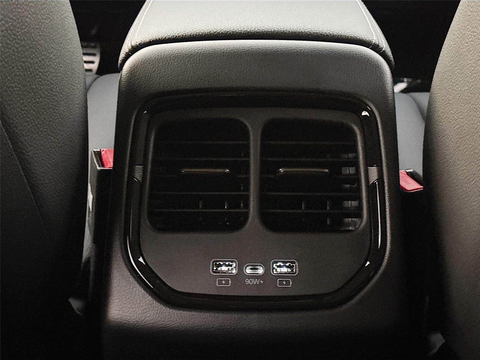 2025 VinFast VF 8 Eco