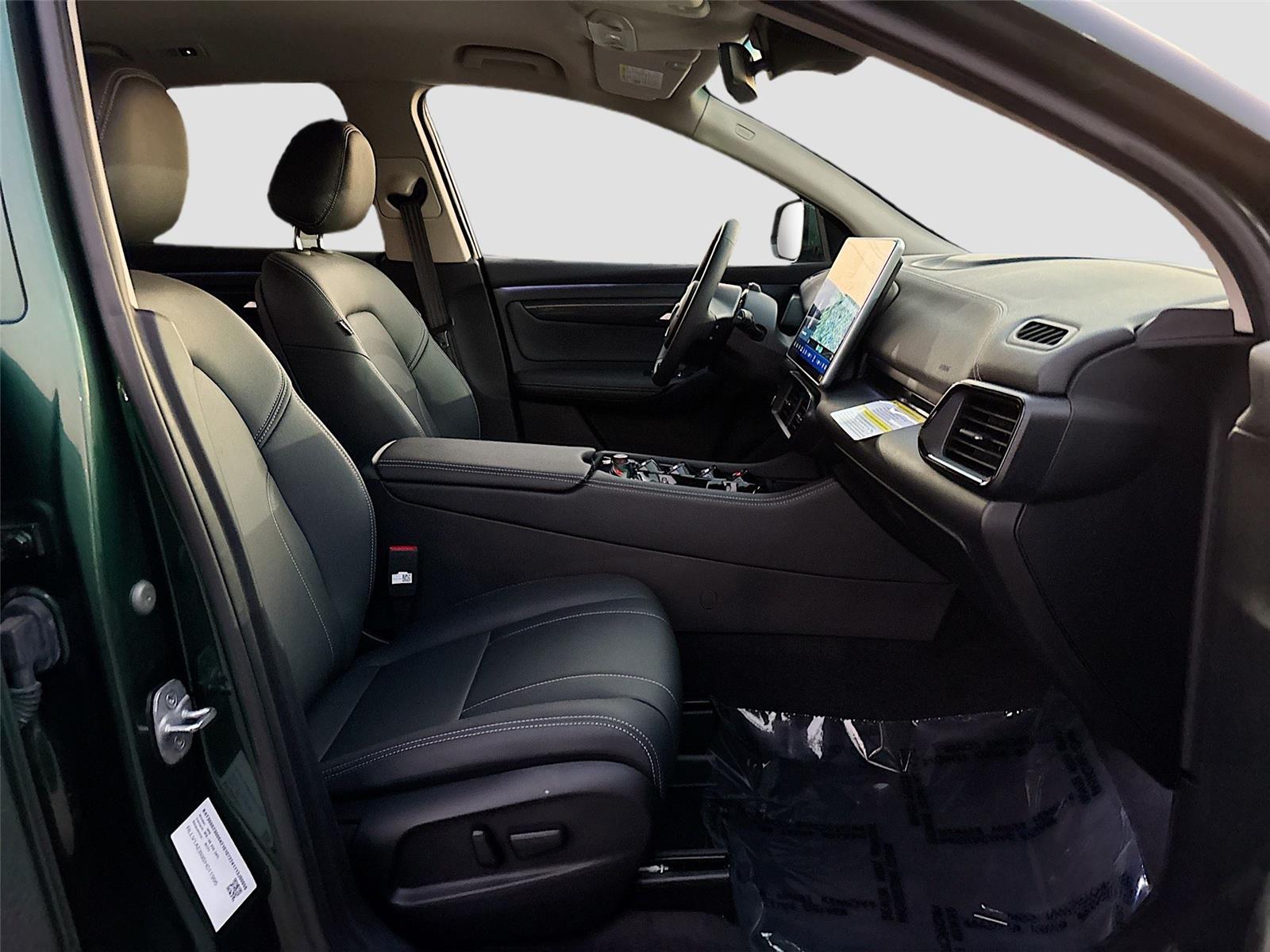 2025 VinFast VF 8 Eco