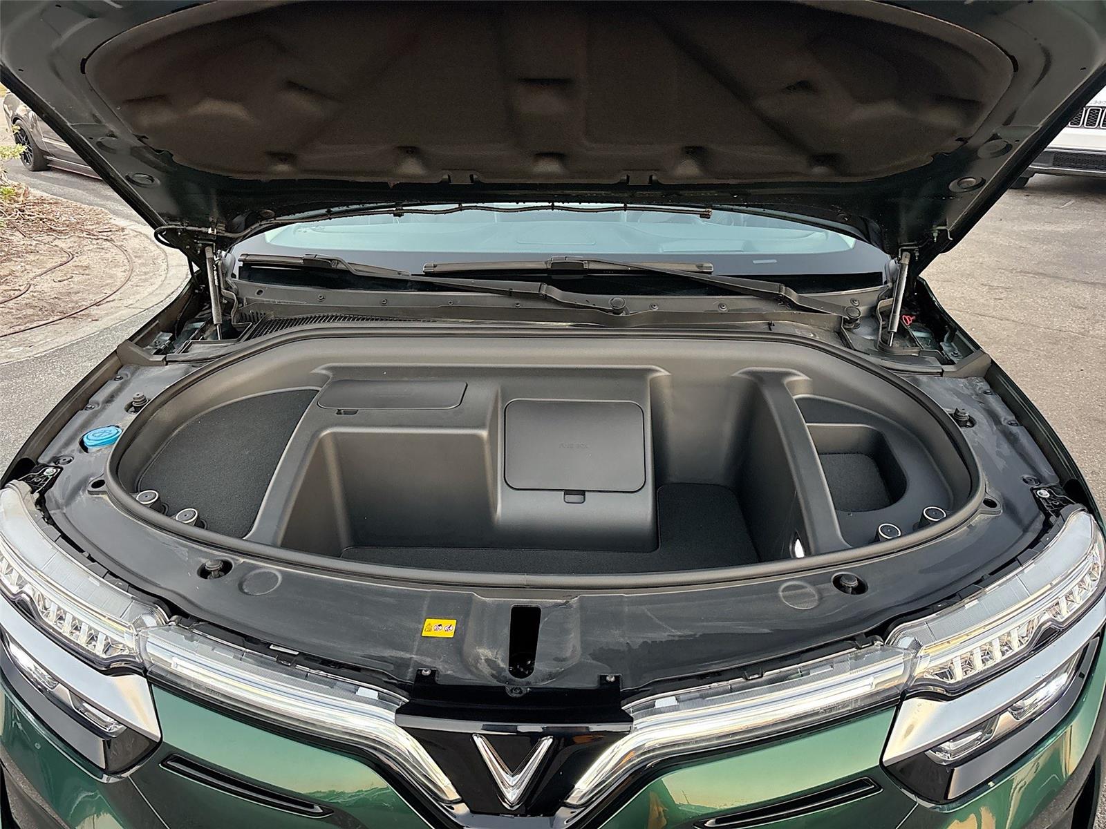 2025 VinFast VF 8 Eco