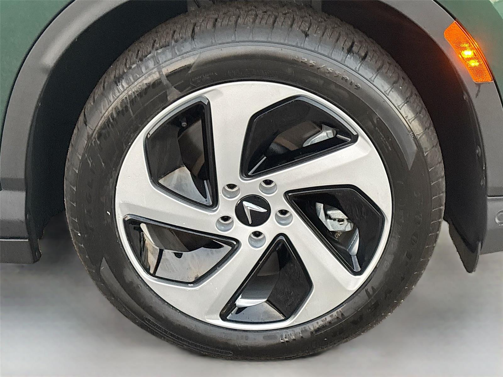 2025 VinFast VF 8 Eco