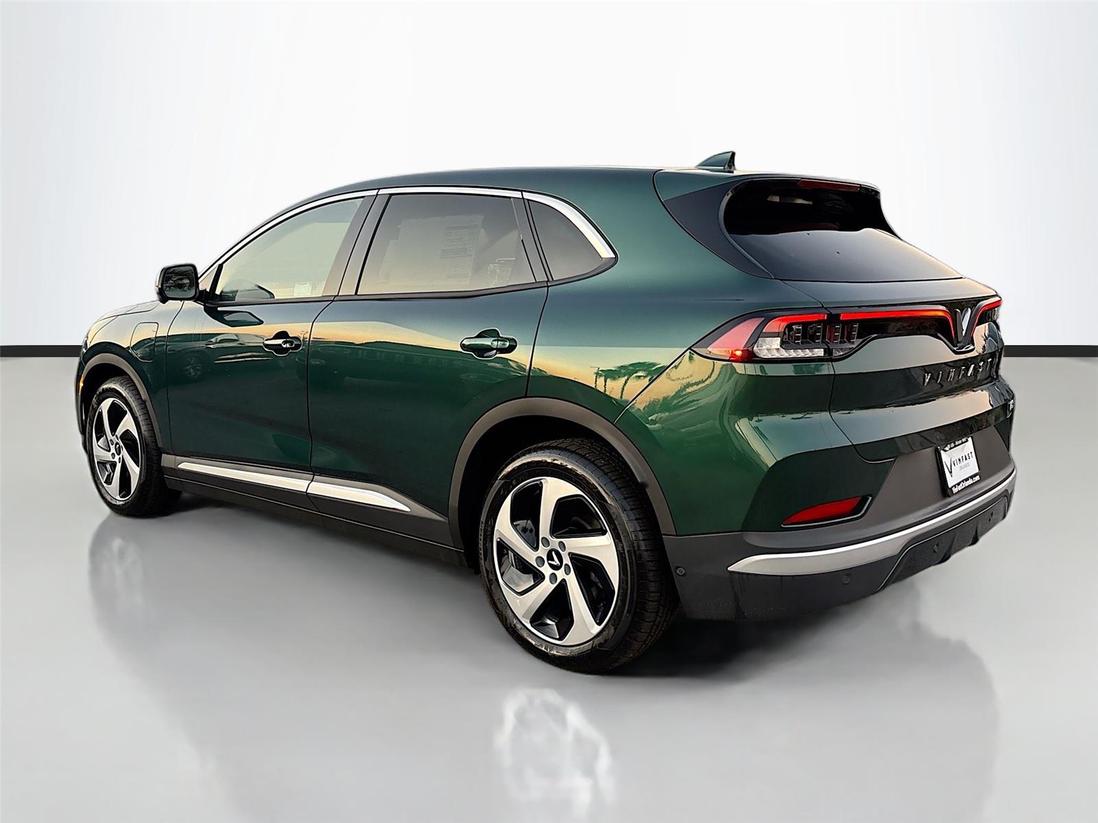 2025 VinFast VF 8 Eco