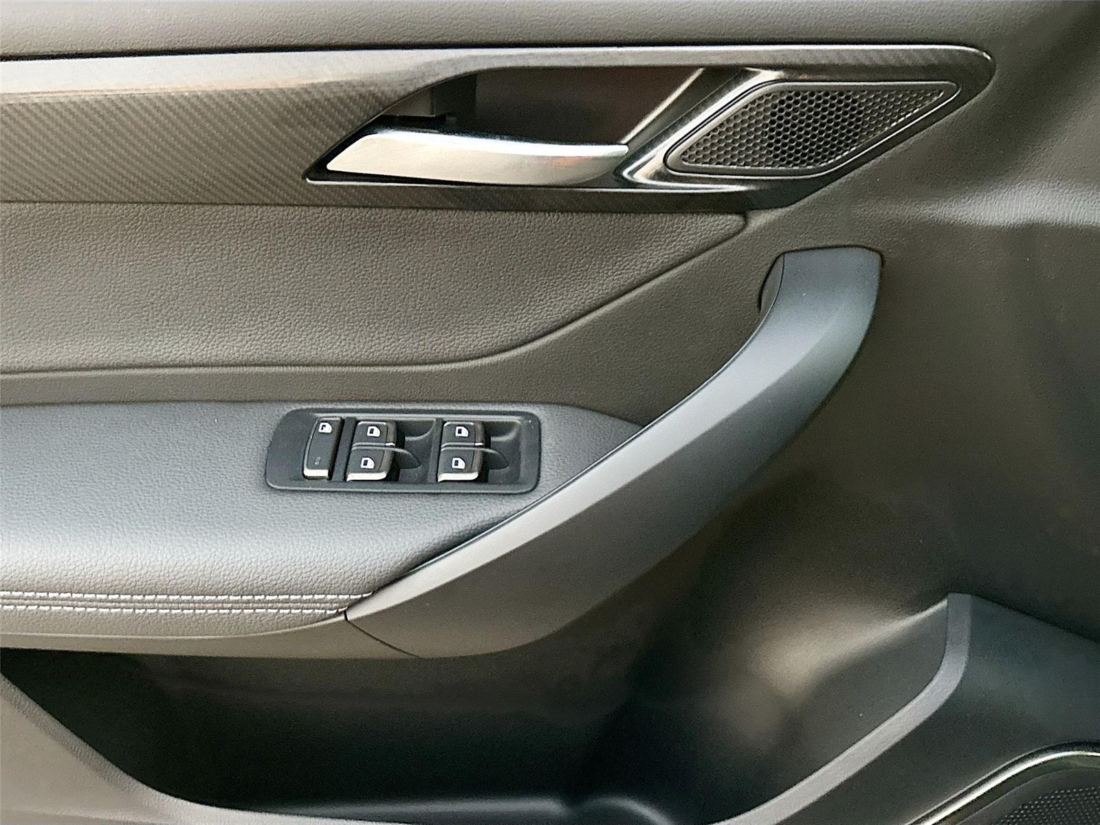 2025 VinFast VF 8 Eco