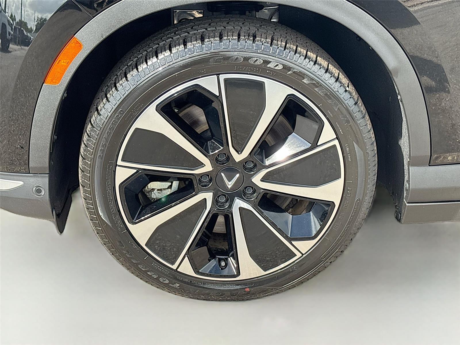 2025 VinFast VF 8 Plus