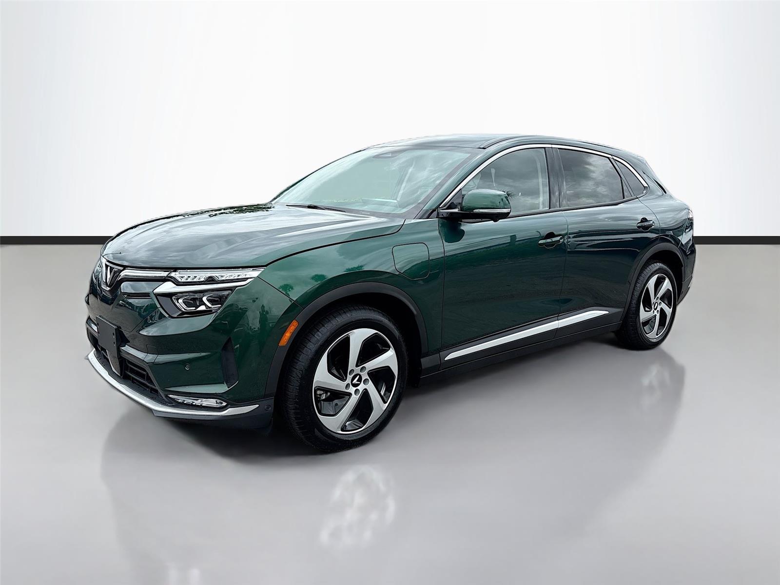 2025 VinFast VF 8 Eco