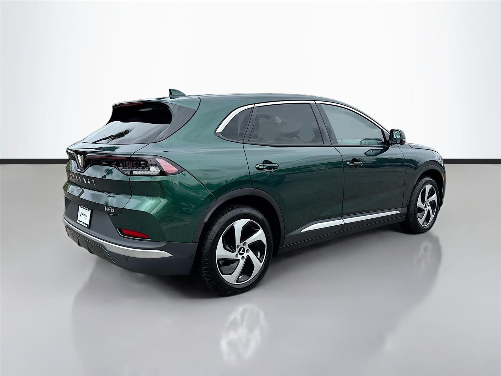 2025 VinFast VF 8 Eco