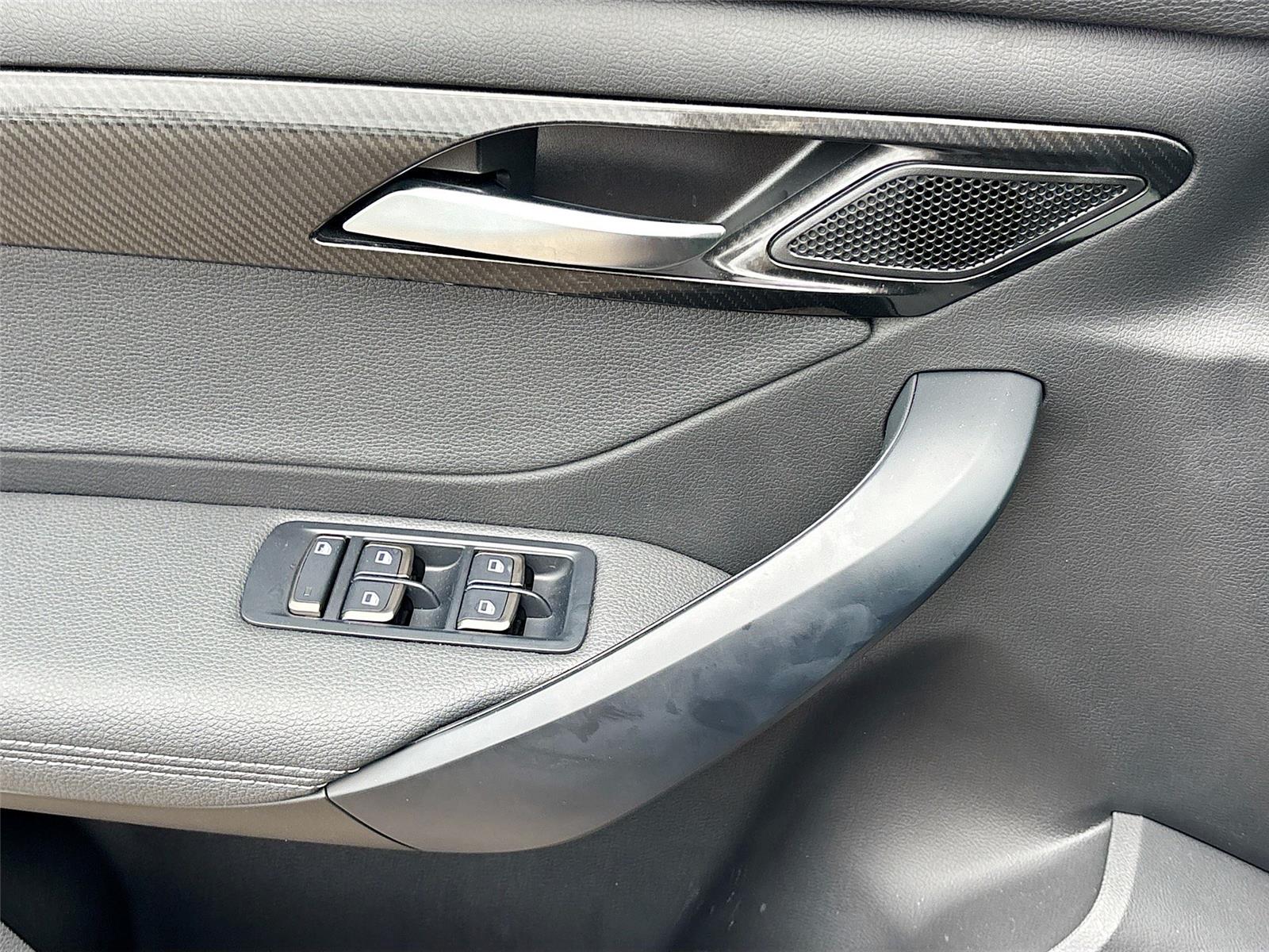 2025 VinFast VF 8 Eco