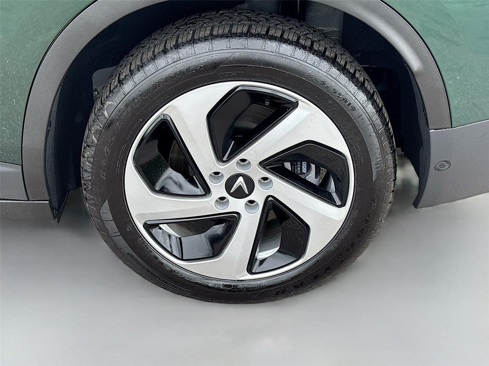 2025 VinFast VF 8 Eco