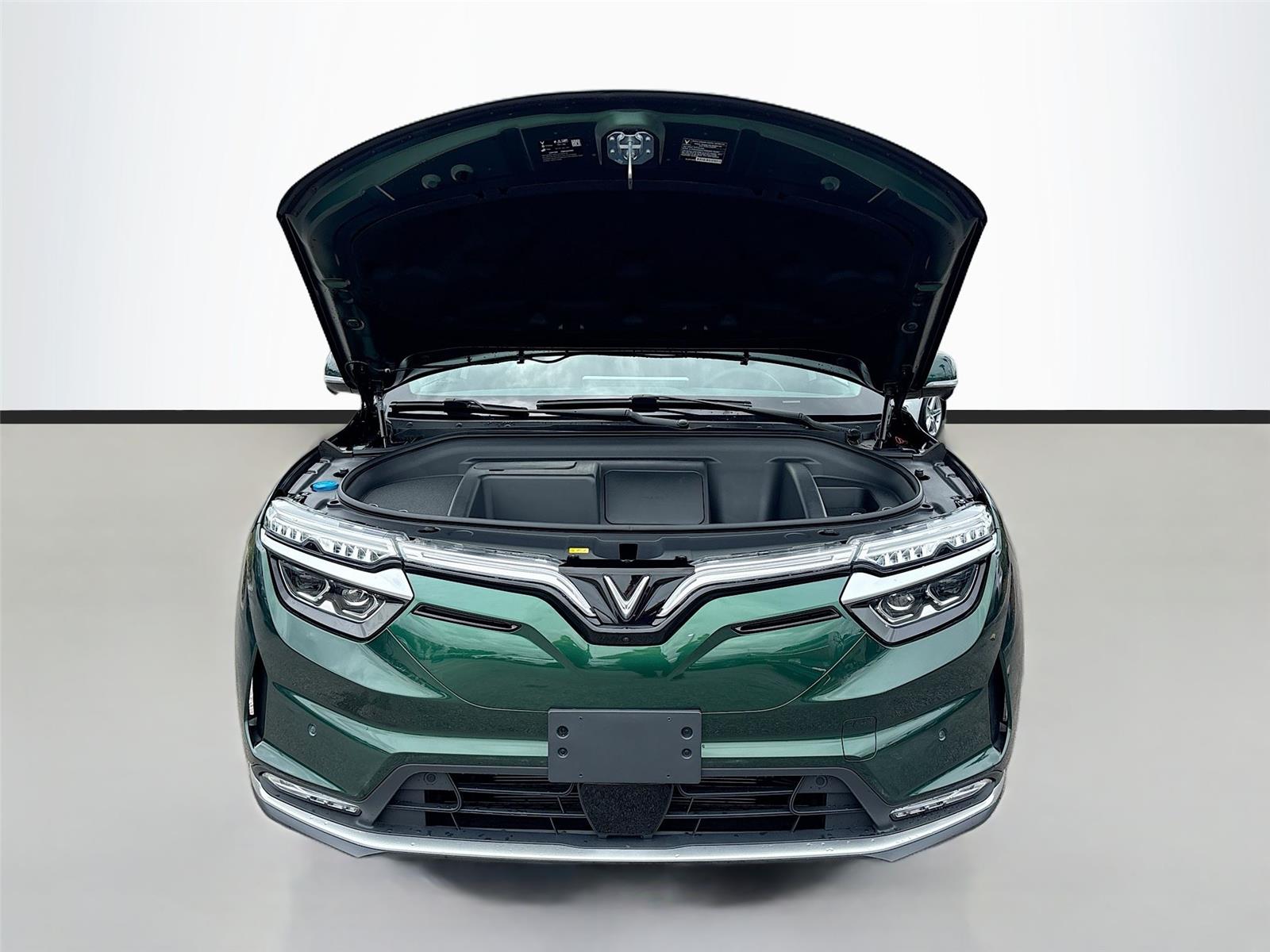 2025 VinFast VF 8 Eco