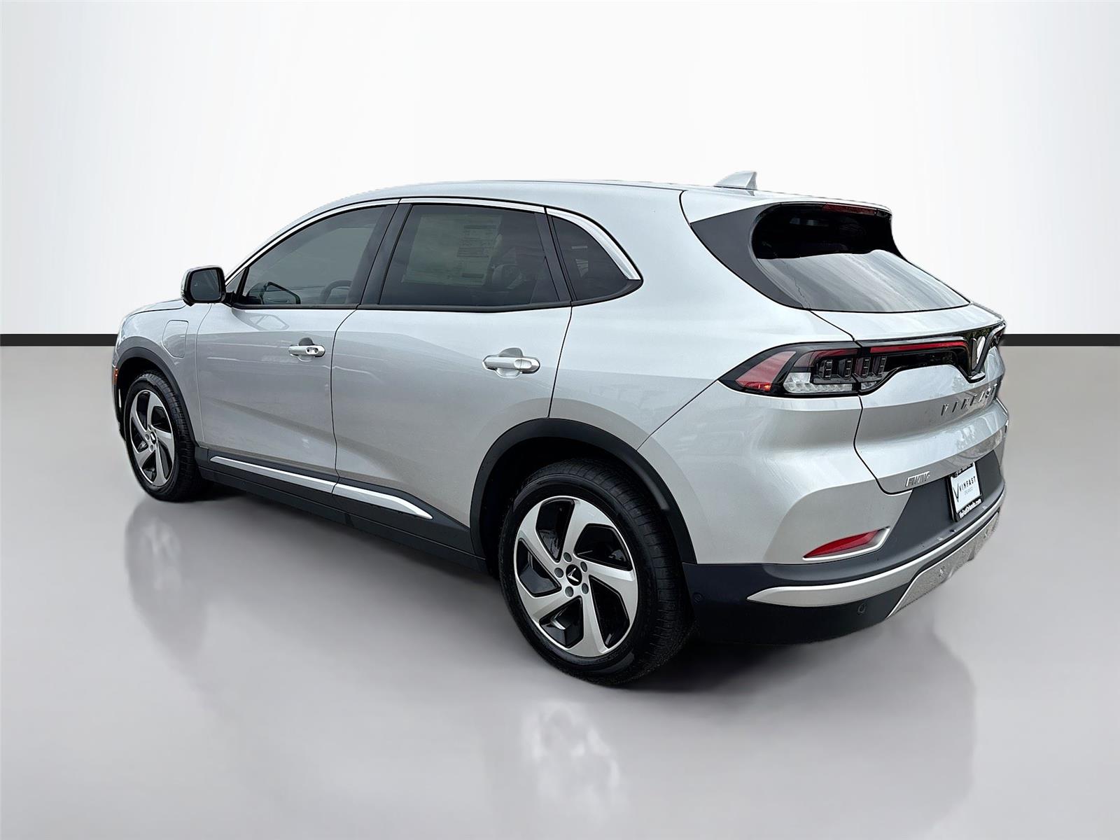 2025 VinFast VF 8 Eco