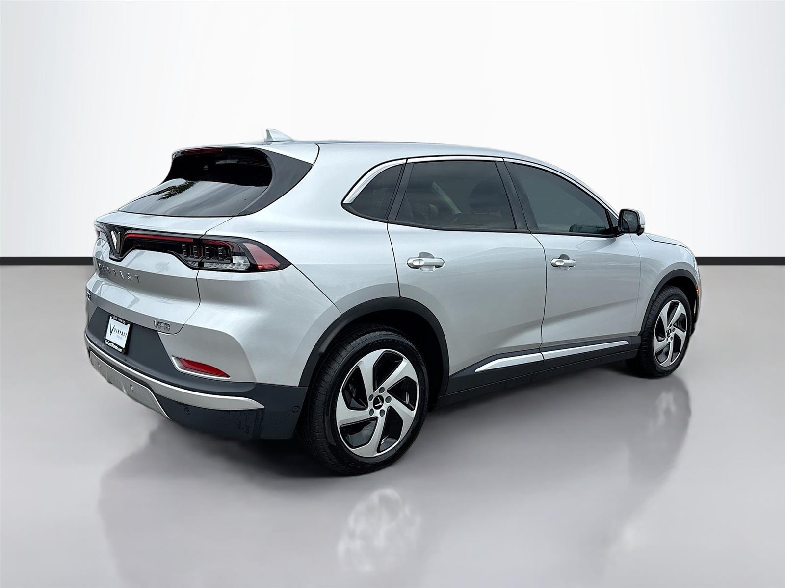 2025 VinFast VF 8 Eco
