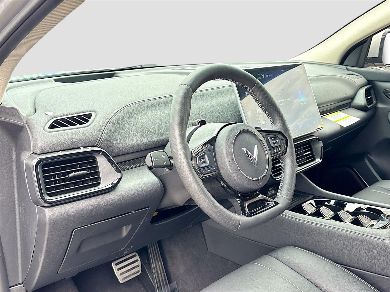 2025 VinFast VF 8 Eco