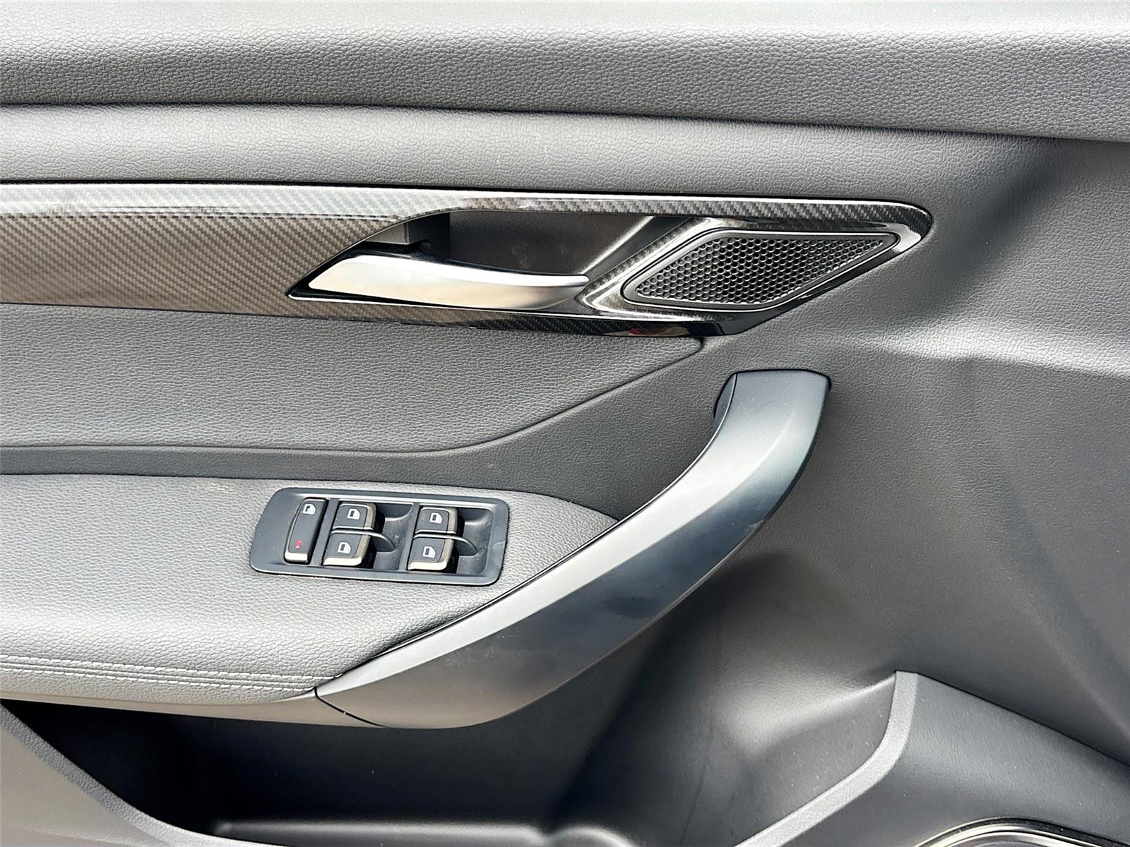 2025 VinFast VF 8 Eco