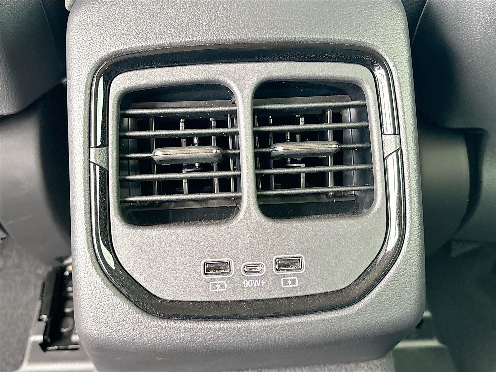 2025 VinFast VF 8 Eco