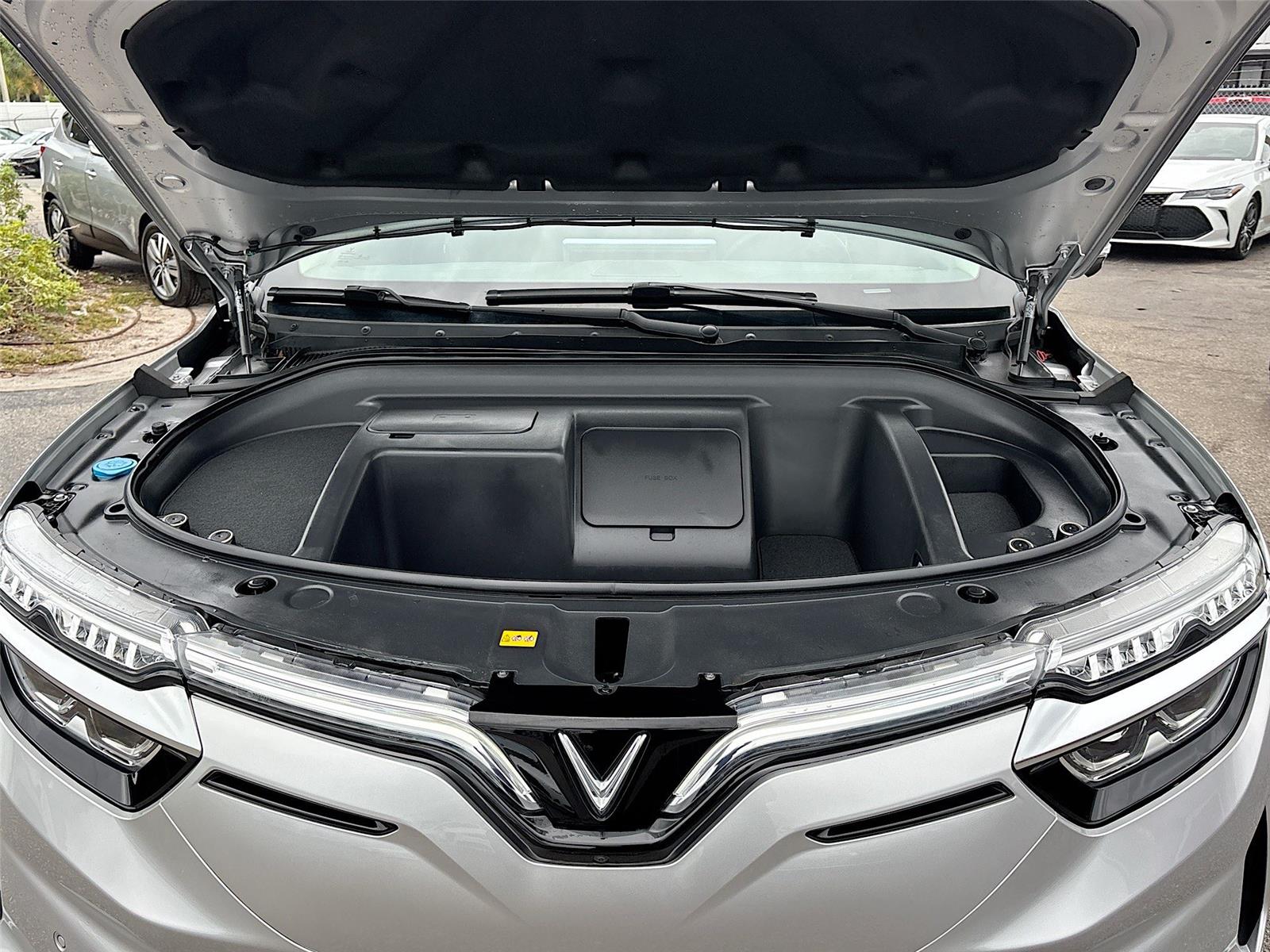 2025 VinFast VF 8 Eco