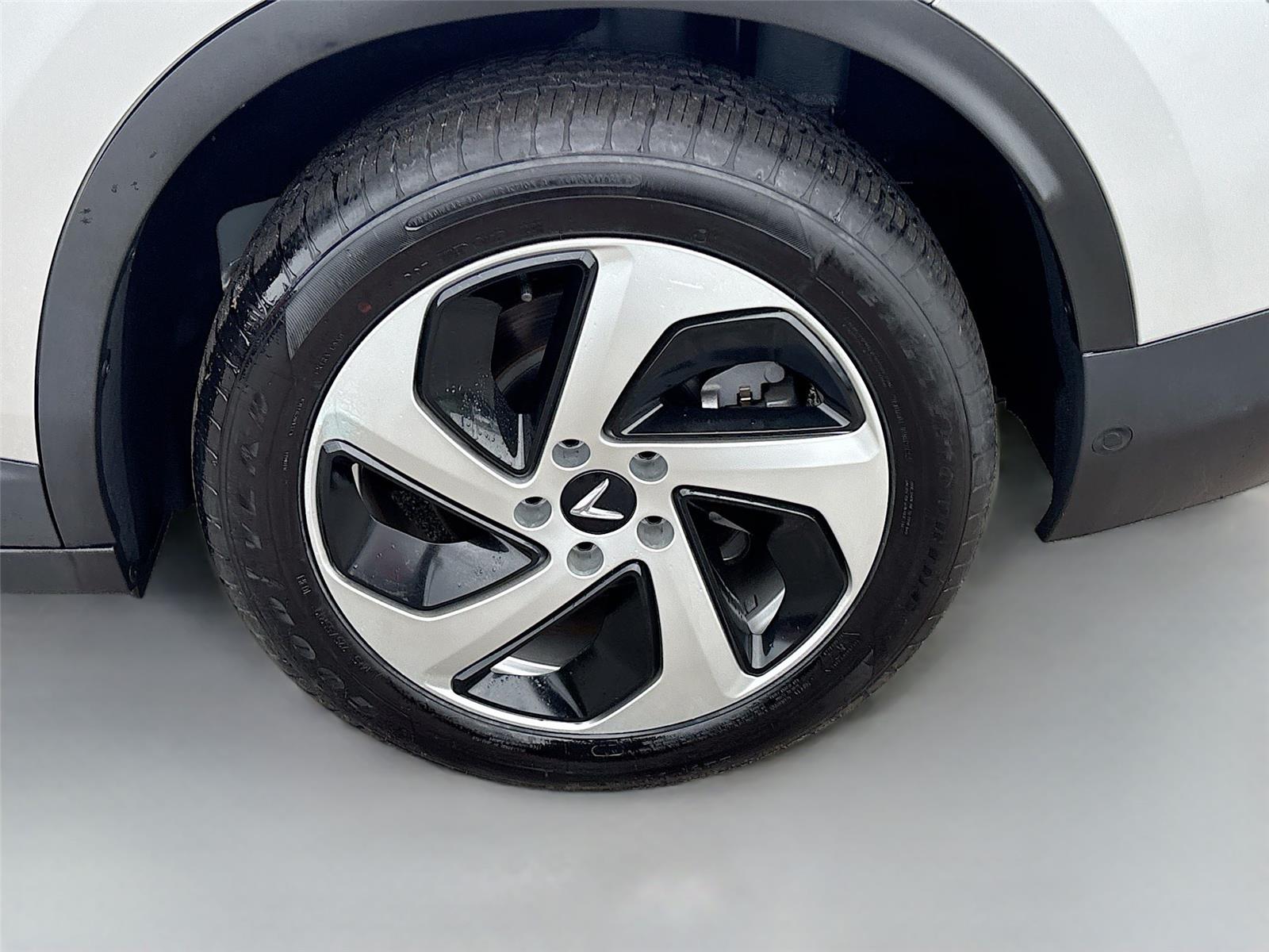 2025 VinFast VF 8 Eco