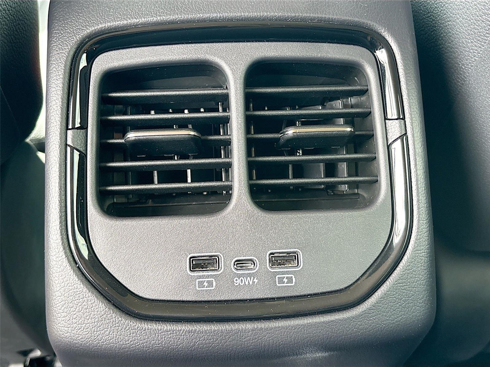 2025 VinFast VF 8 Eco