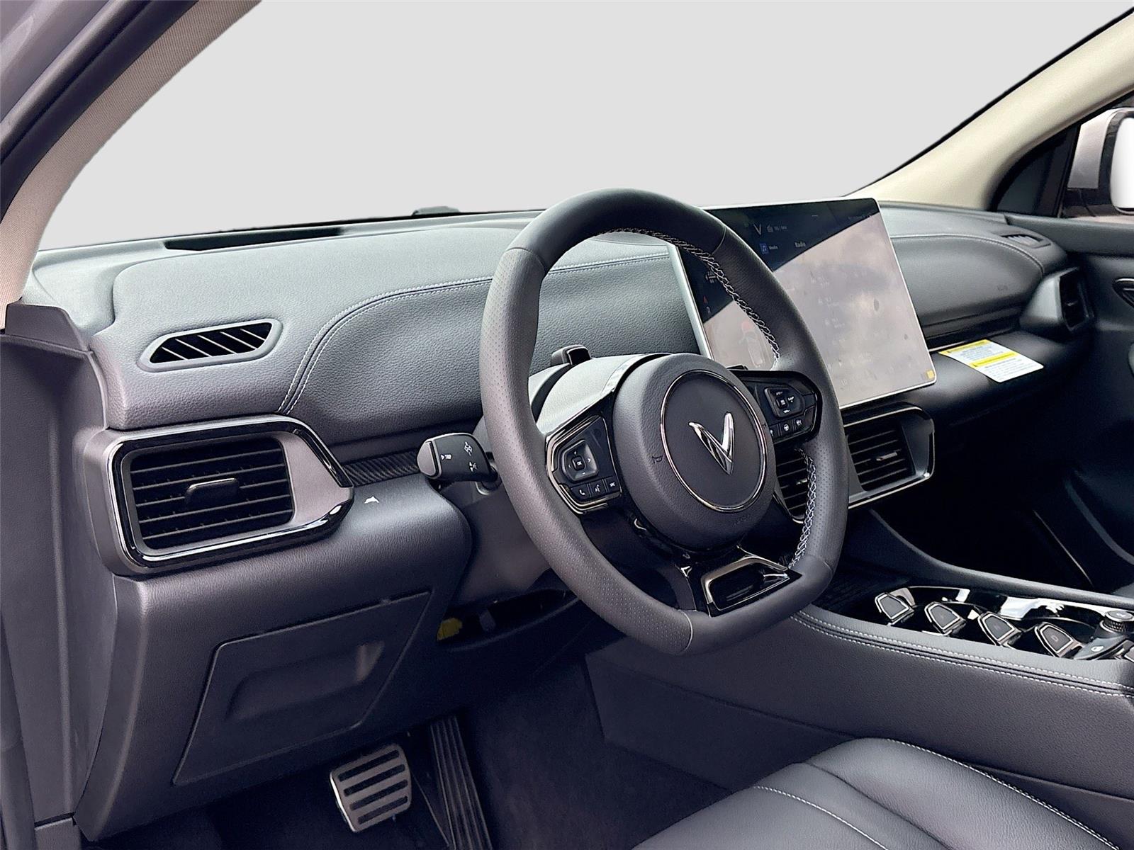 2025 VinFast VF 8 Eco