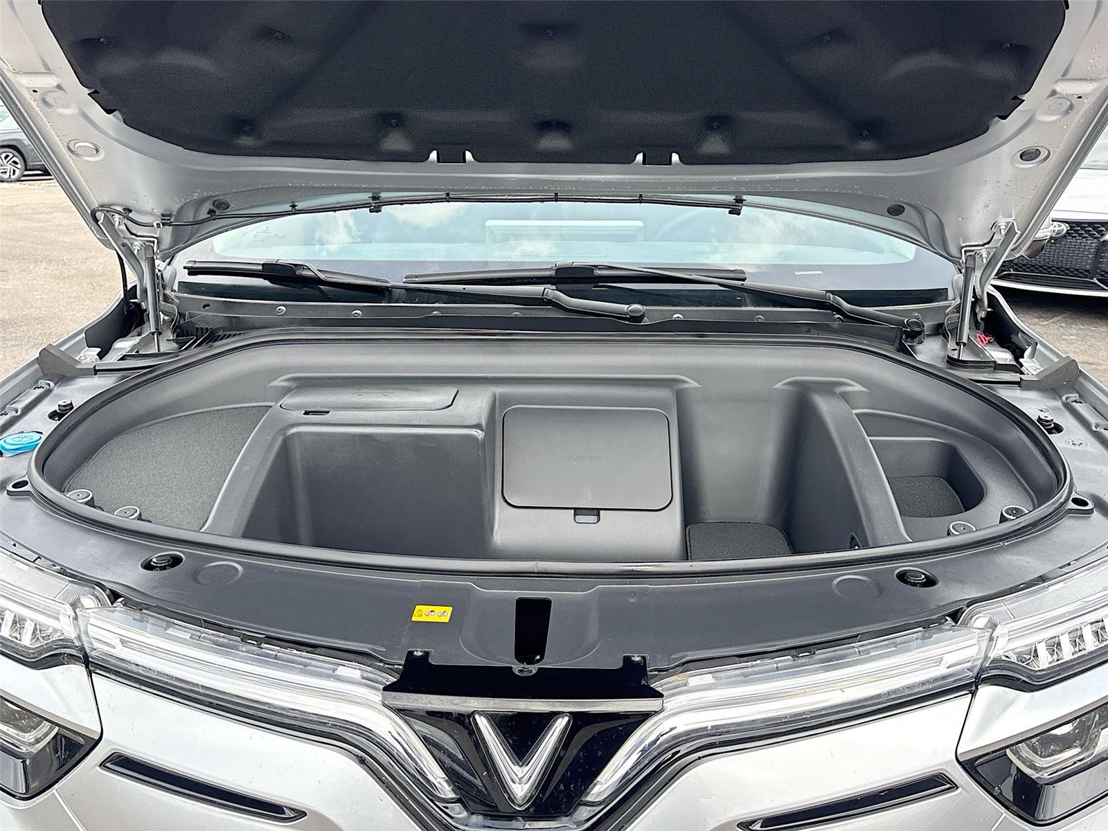 2025 VinFast VF 8 Eco