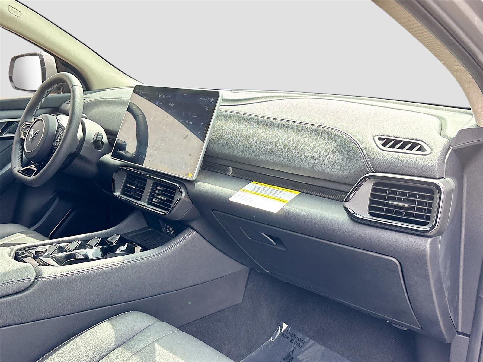 2025 VinFast VF 8 Eco