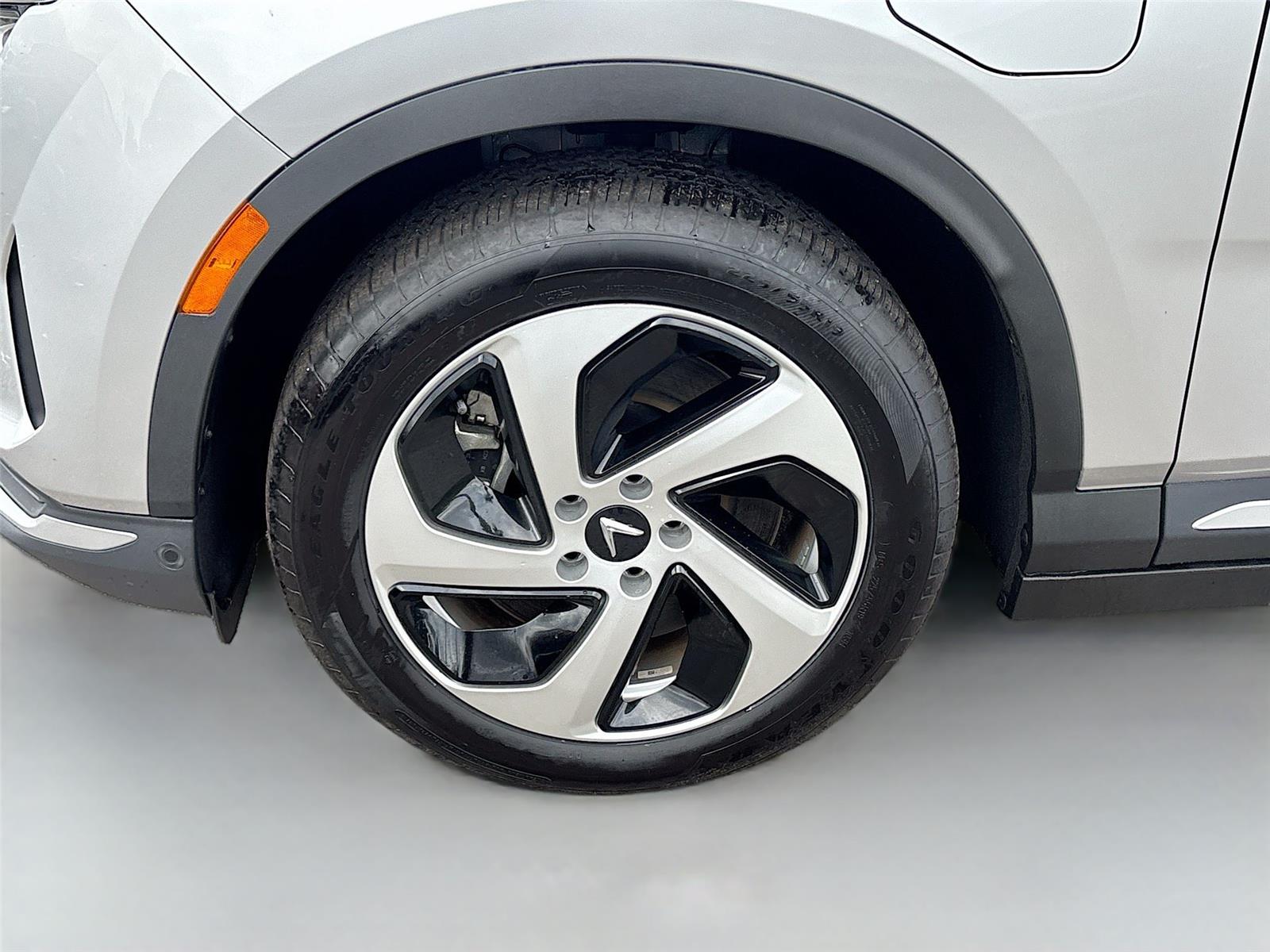 2025 VinFast VF 8 Eco