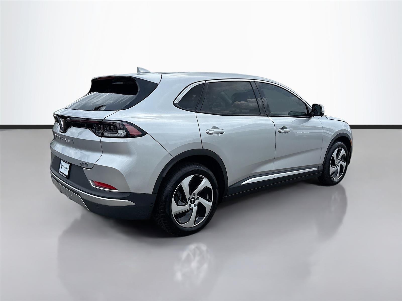 2025 VinFast VF 8 Eco