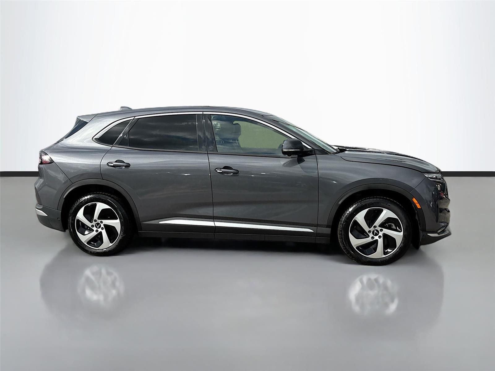 2025 VinFast VF 8 Eco