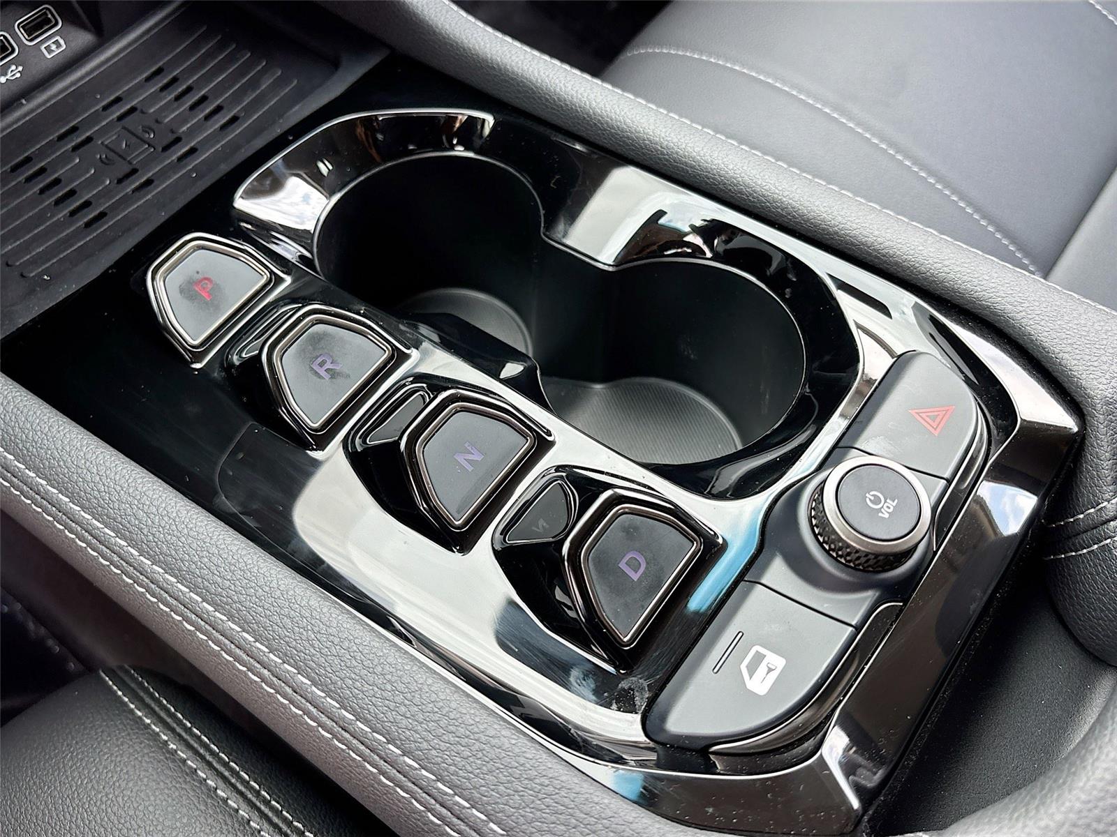 2025 VinFast VF 8 Eco