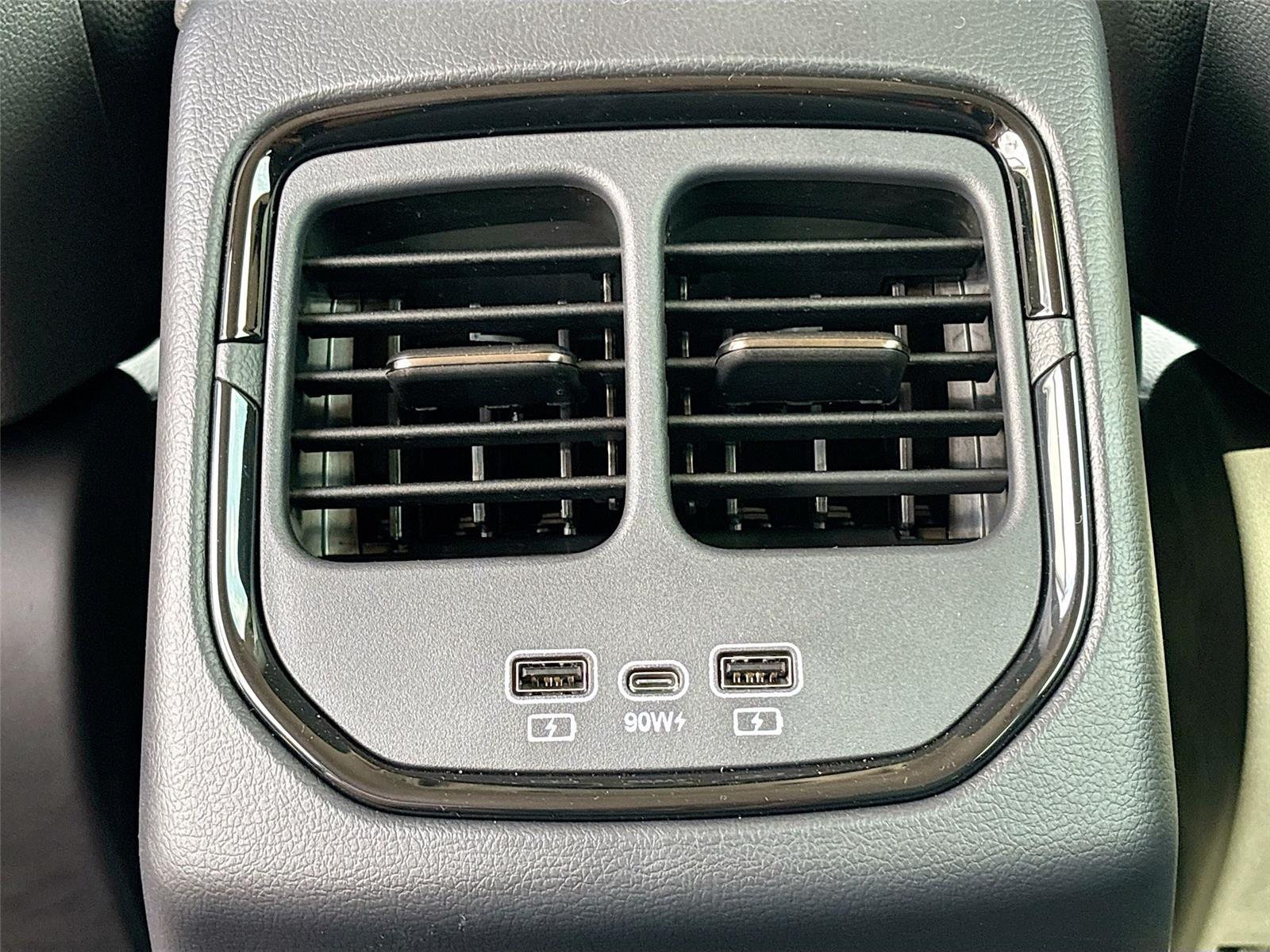 2025 VinFast VF 8 Eco