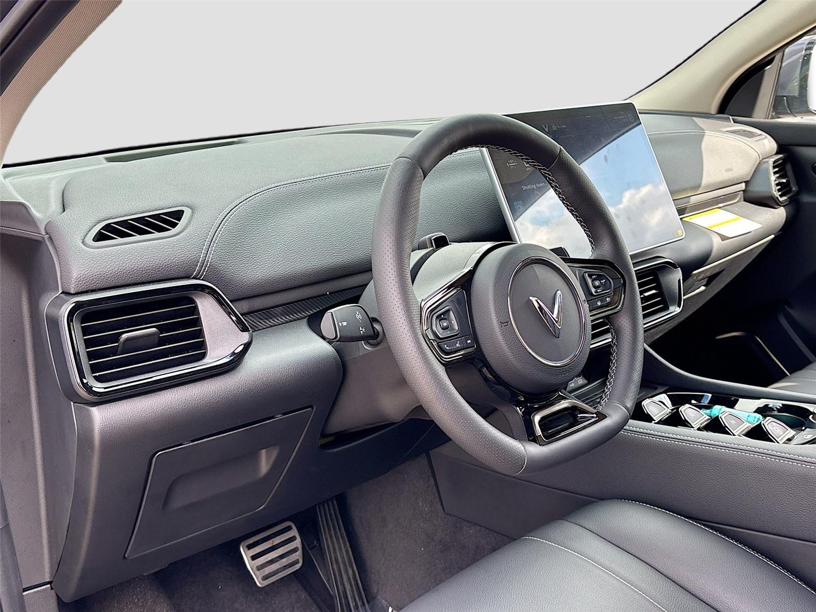 2025 VinFast VF 8 Eco