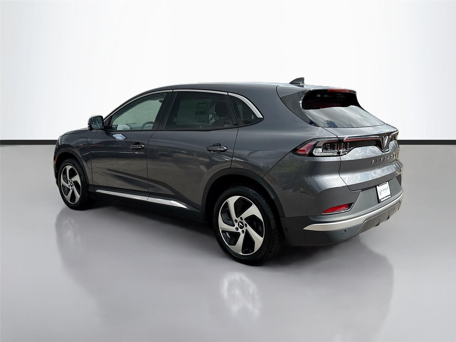 2025 VinFast VF 8 Eco